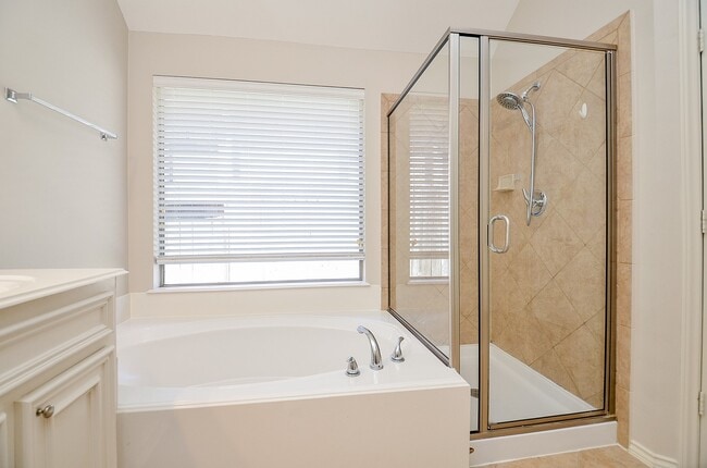 Building Photo - 26006 Palmdale Estate Dr