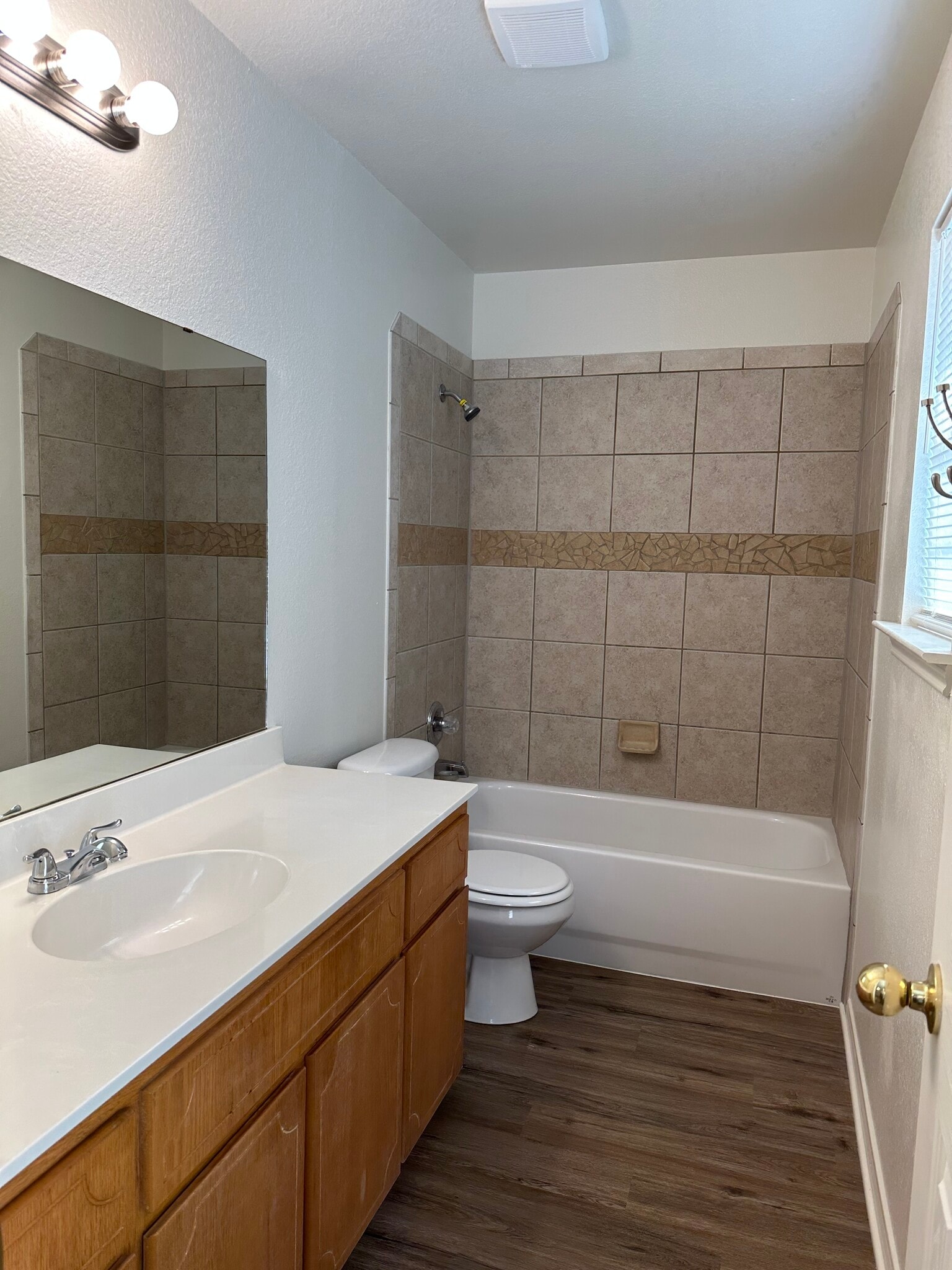 Building Photo - 401 Topeka Ct