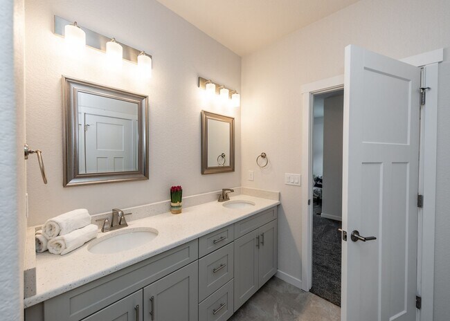 Building Photo - End Unit 3 BedTownhome in Mountain Shadows