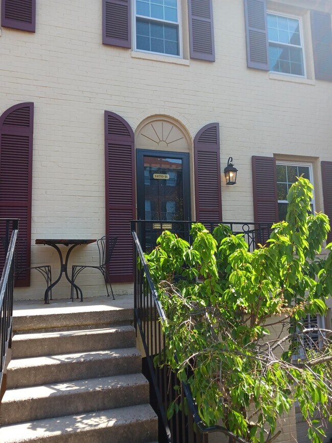 Building Photo - 1670 Beekman Pl NW