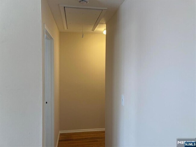 Building Photo - 1251 Valley Rd