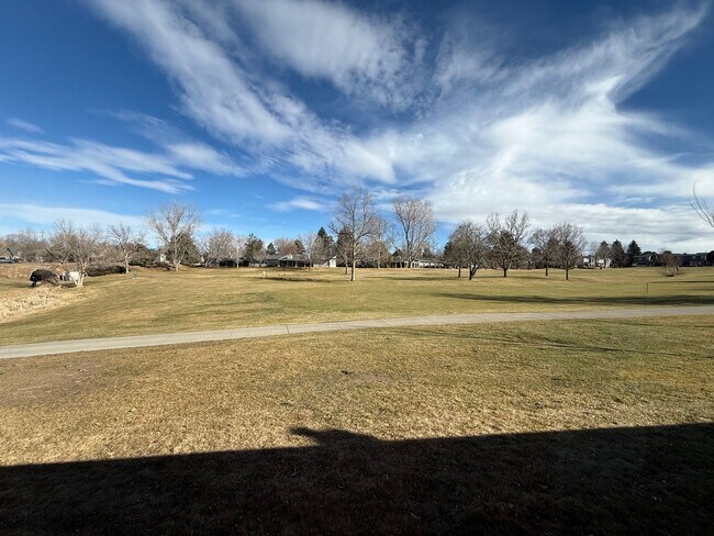 Building Photo - Spacious home right on the goldfcourse