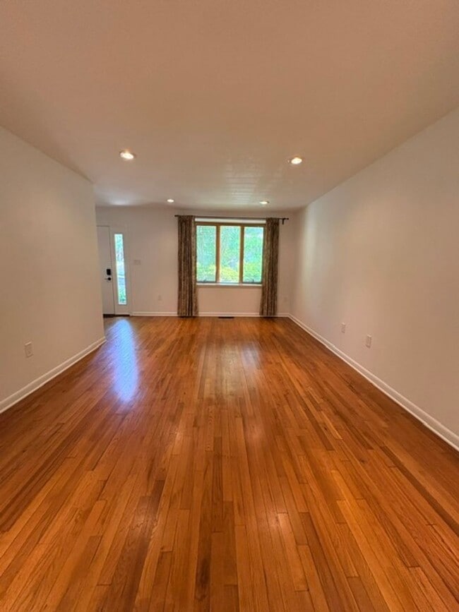 Building Photo - 2071 Golf Course Dr