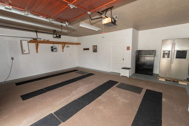 Building Photo - Prairie Lane Estates 3 bedroom ranch with spacious rooms and amenities beyond your imagination