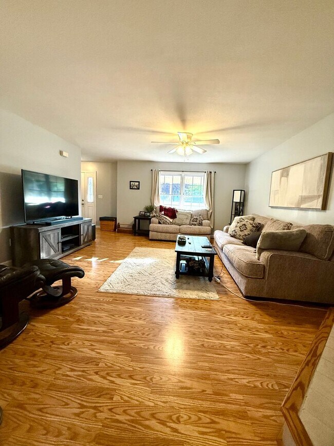 Building Photo - Beautiful 4 Bedroom Near Summit School! Avail January 2026,  Monthly rent $1,980; August 2026 $2,250