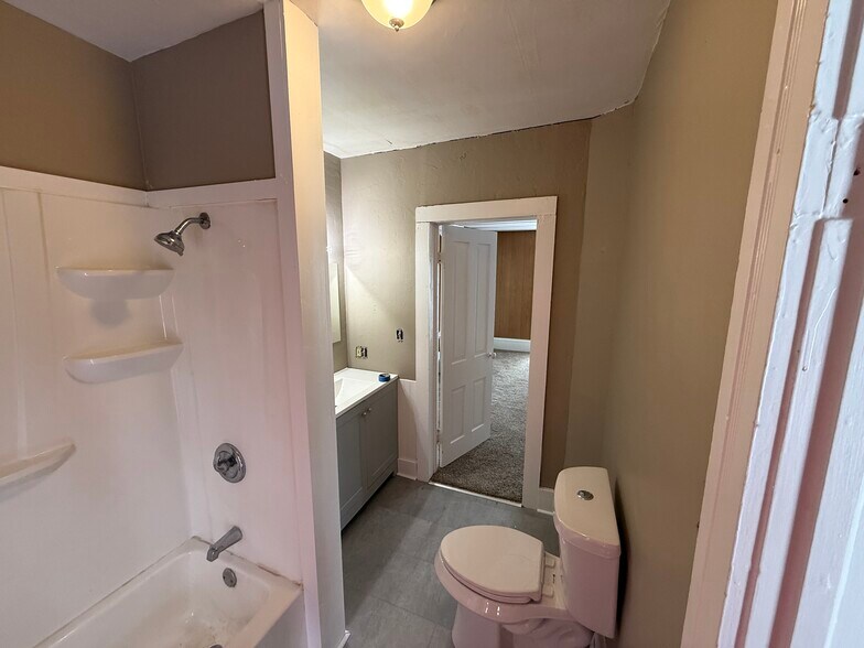 Building Photo - 121 N 8th St