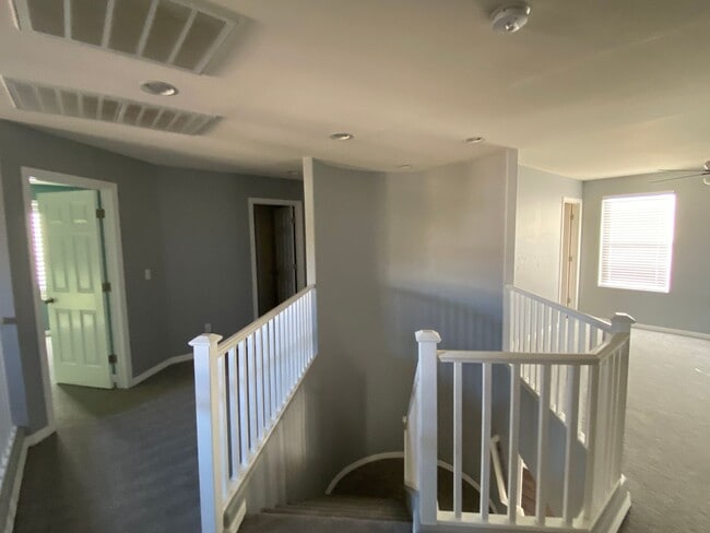Building Photo - Gorgeous 4Bed/2.5Bath/2Car, 2-Story Residence with Loft in Mountains Edge Area gated Community!