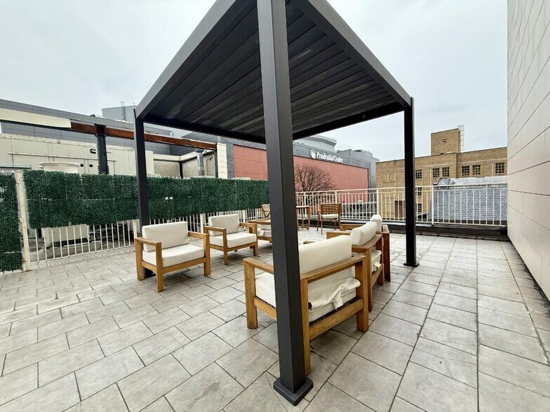 Building Photo - Spacious Furnished Studio in Prime Luxury Building
