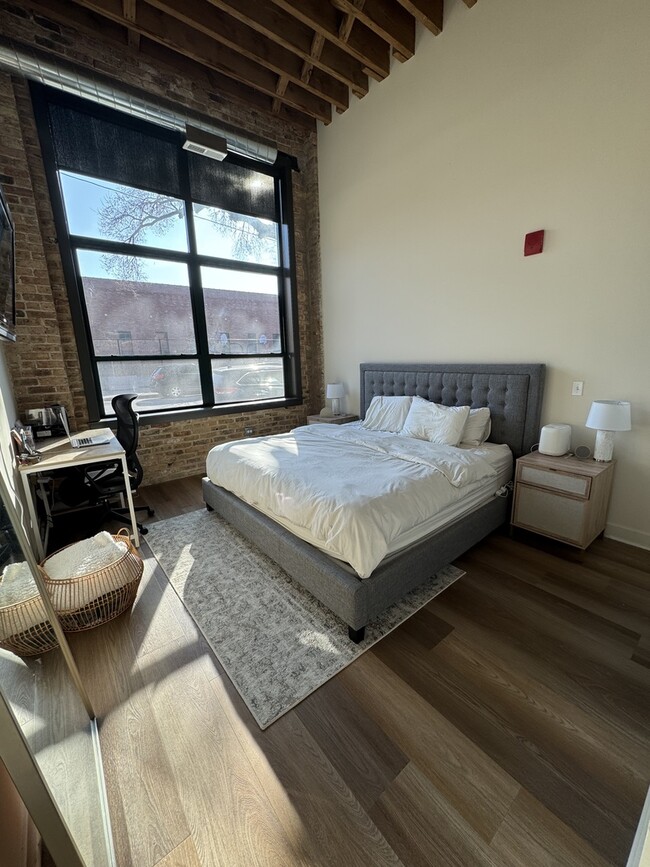 Building Photo - 818 N Wolcott Ave