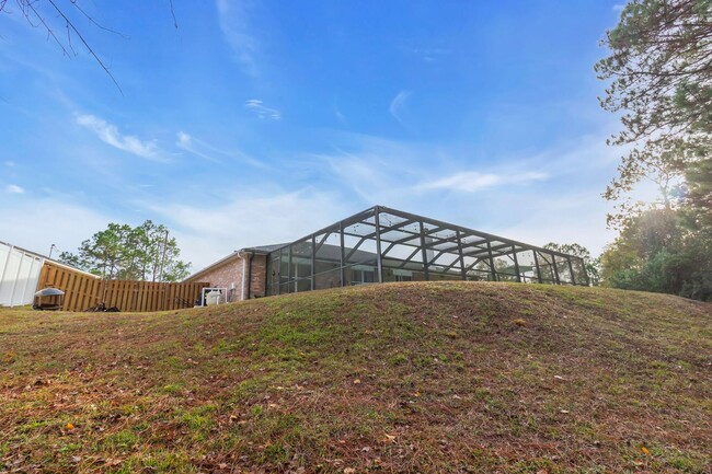 Building Photo - Crestview with a pool!!