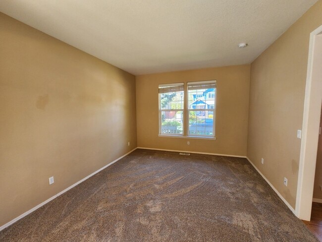 Building Photo - Bethany Home Available