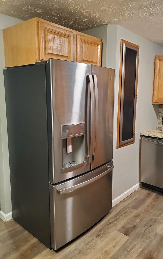 Building Photo - 3 Bedroom home with fenced in backyard and...