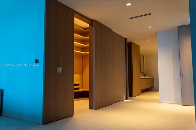 Building Photo - 5959 Collins Ave