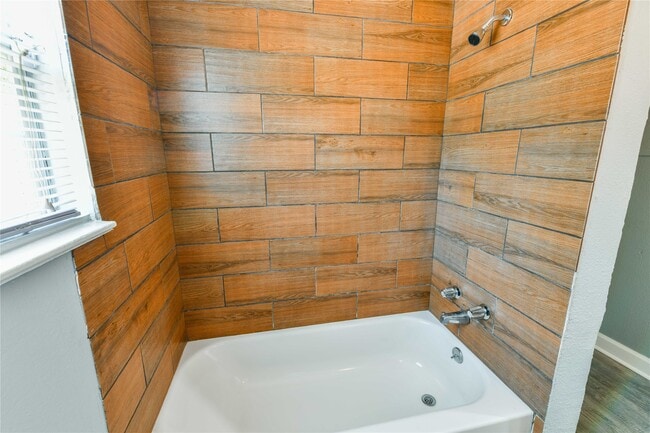 Building Photo - 4615 Schroeder St