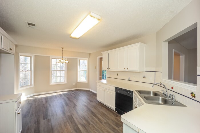 Building Photo - 6055 Yellowood Ct