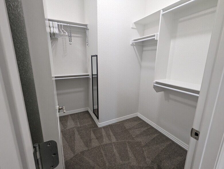 Master bed walk-in closet - 4360 W Wales Dr