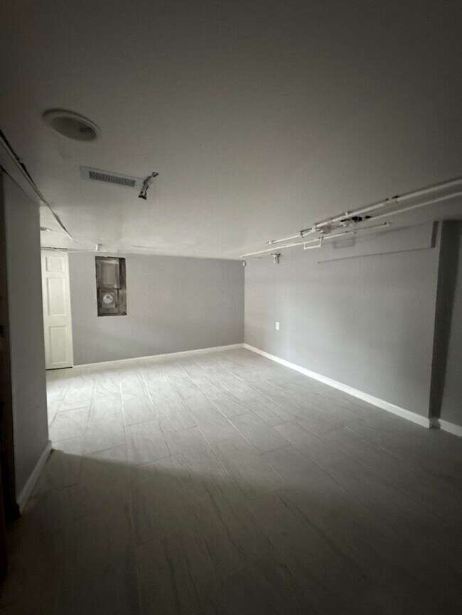 Building Photo - 3 Bedroom, 21206