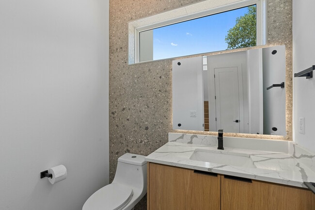 Building Photo - 909 Payne Ave