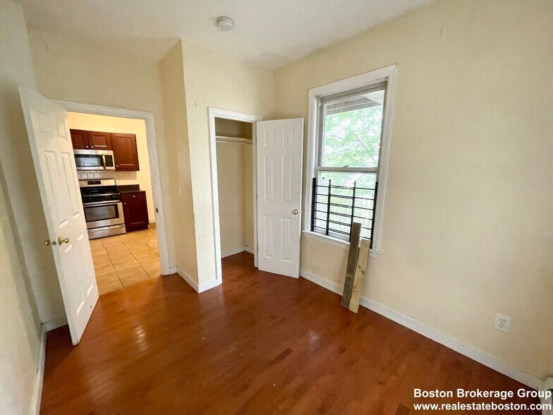 Building Photo - 7 Iroquois St