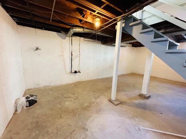 Building Photo - 4551 Lister Ave