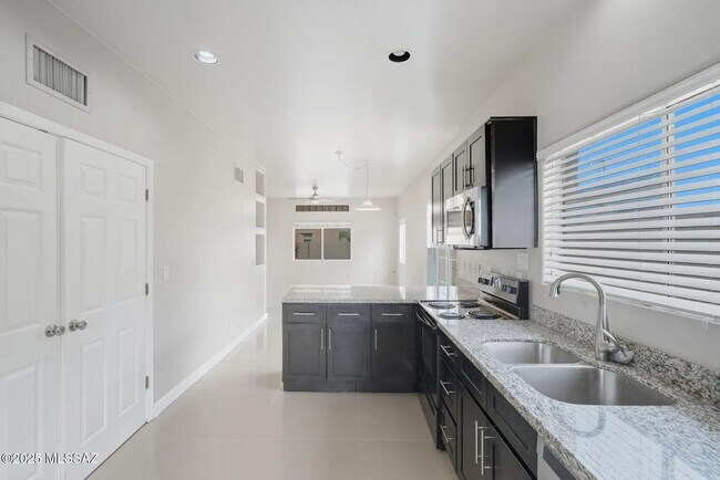 Building Photo - 2862 N Tyndall Ave