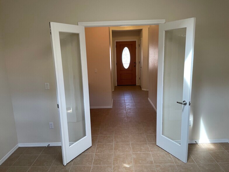 Building Photo - 931 Desert Willow Ct