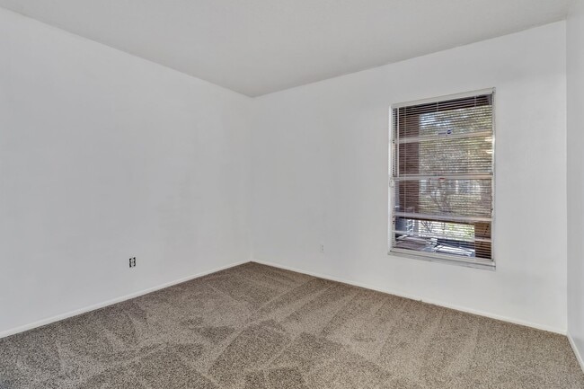 Building Photo - Beautiful 2/2 Condo close to the Orlando International Airport. 1st floor.