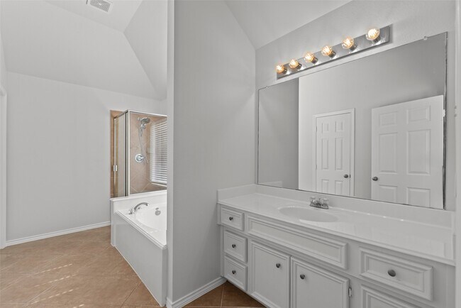 Building Photo - 12850 Pecan Shores Dr