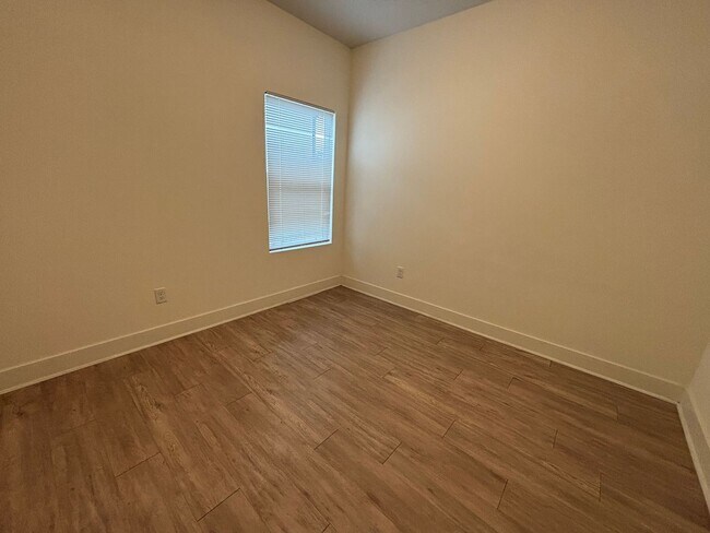 Building Photo - 1717/19 Hickory Creek