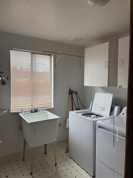 Building Photo - 328 Burnett Ave N