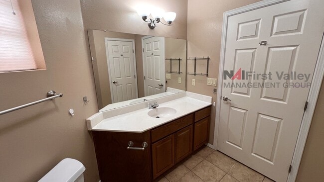 Building Photo - 2 Bedrooms, 2 Baths