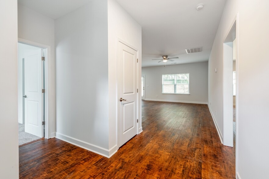 Building Photo - 922 W Davidson Ave