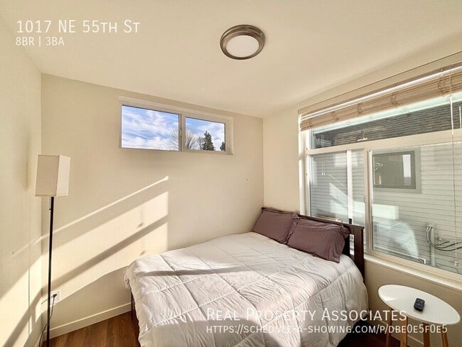 Building Photo - 1017 NE 55th St