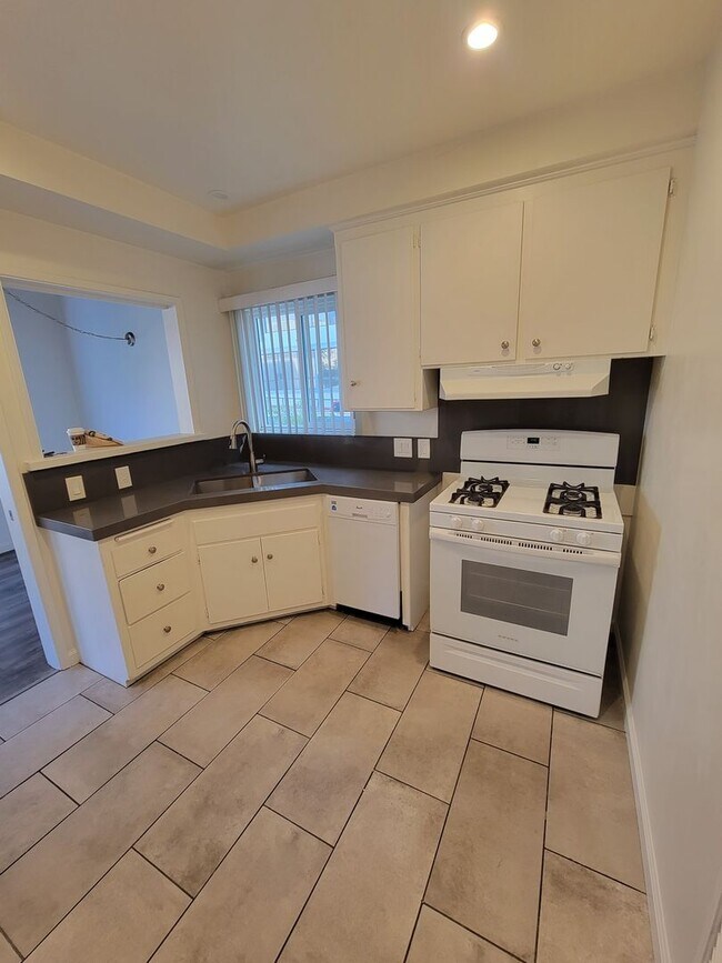 Building Photo - 639 Howland Dr