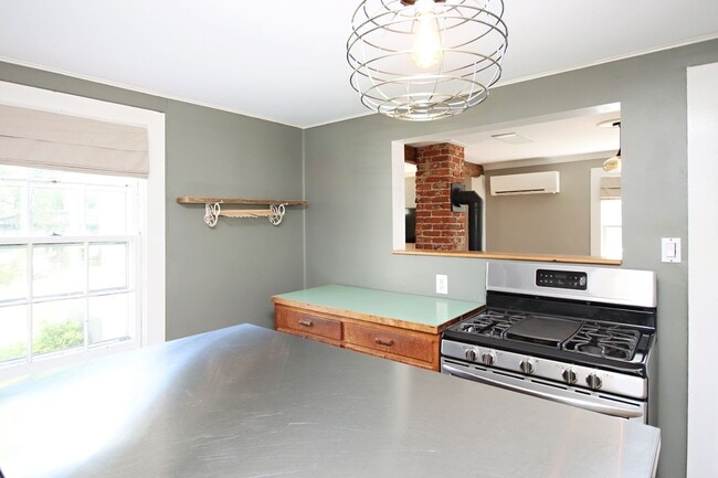 Building Photo - Charming Pet-Friendly Belmont Home