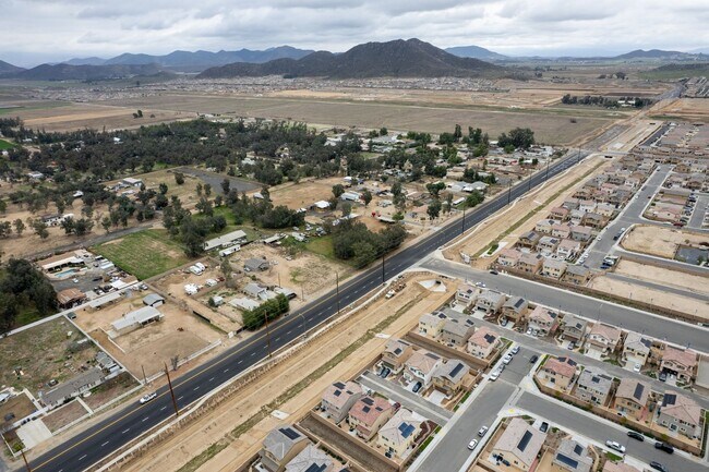 Building Photo - Spacious 4 Bedroom, 2.5 Bathroom Home with...