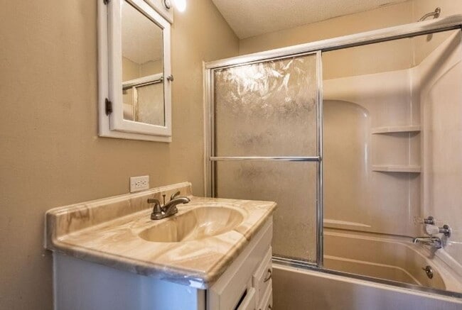 Building Photo - For Rent – 3-Bedroom Home with Basement & ...