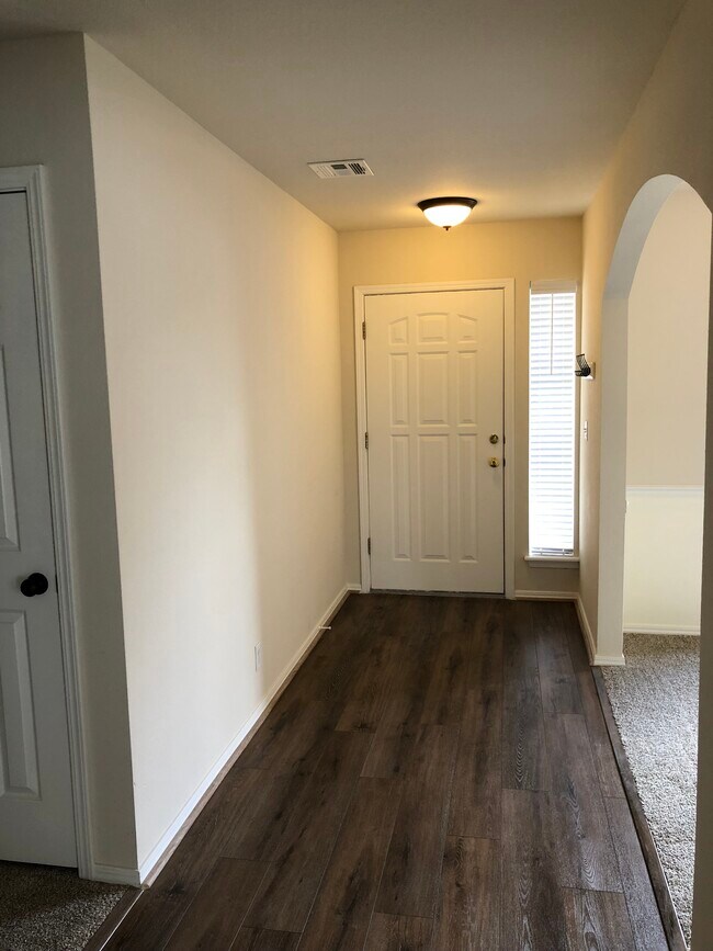 entry way w/ coat closet - 800 N Laurel Ave