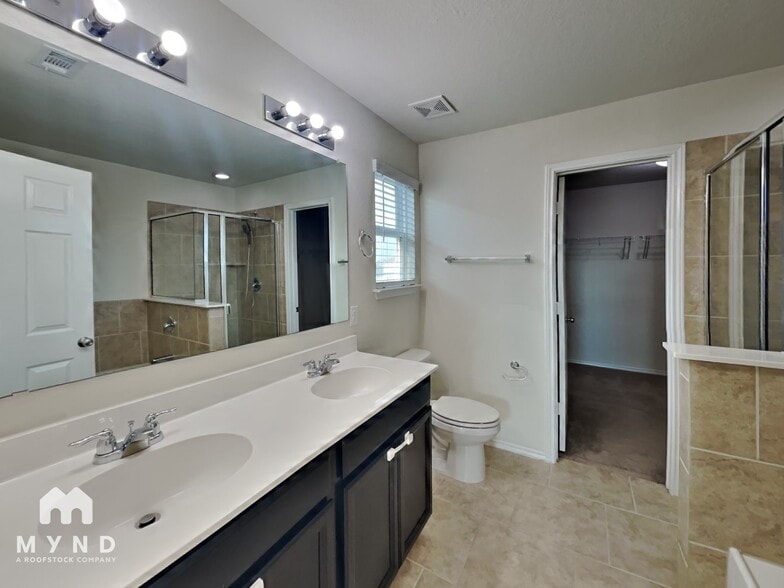 Building Photo - 9919 Silver Spoon