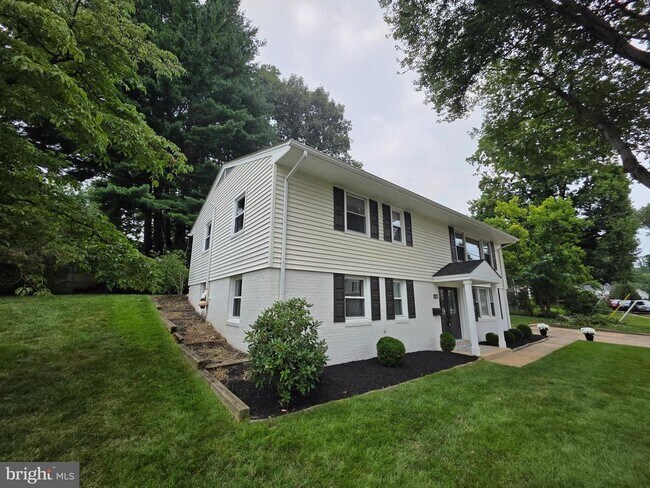 Building Photo - 1109 Hillcrest Dr SW