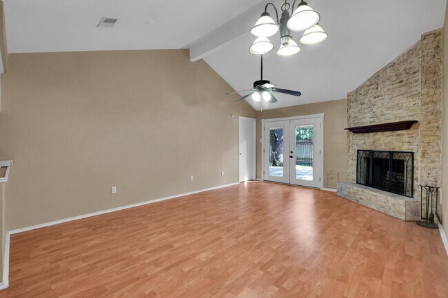 Building Photo - 83 Summer Crest Cir
