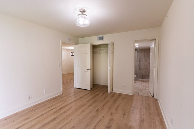 Building Photo - Spacious 2 Bedroom, 2 Bathroom Condominium...