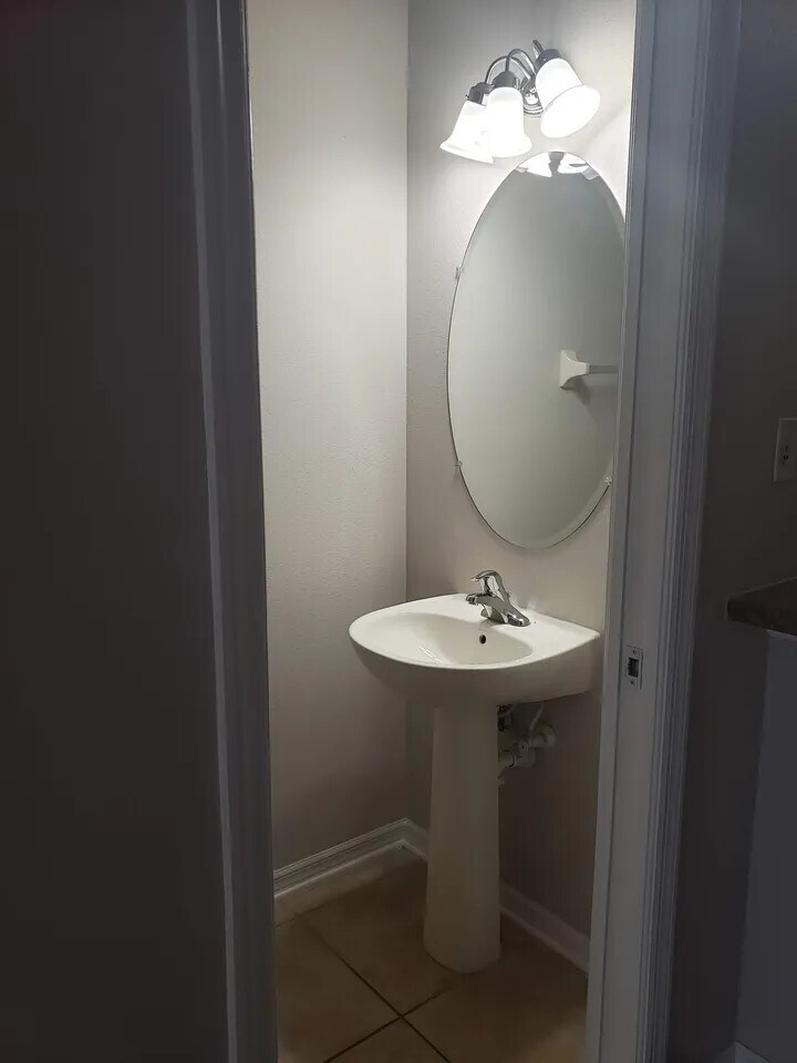 Building Photo - 469 Glastonbury Drive