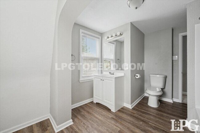 Building Photo - 928 W Gramercy Ave