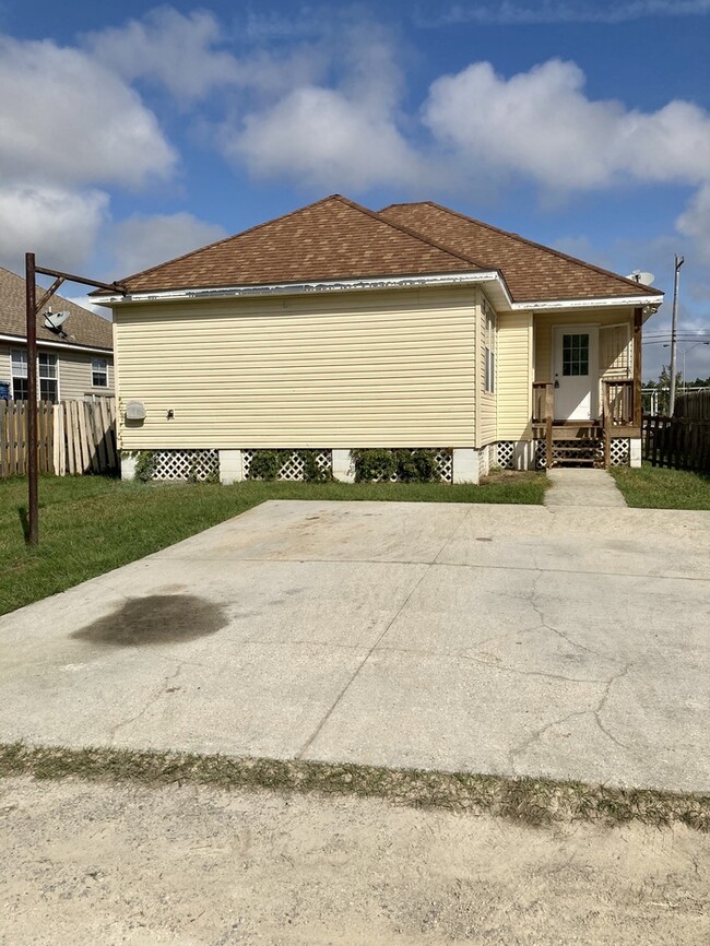Building Photo - Beautiful 3/2 in Bay St. Louis, MS