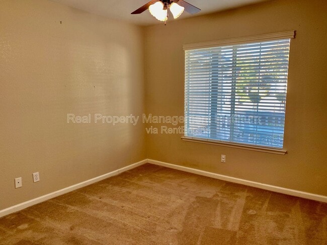 Building Photo - 6684 N Western Ave