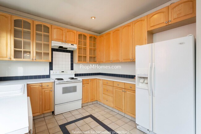 Building Photo - Classic Two Bedroom Bungalow In The Heart Of Sellwood!