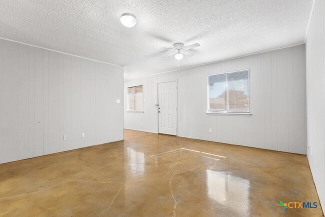 Building Photo - 222 Redbud Ln