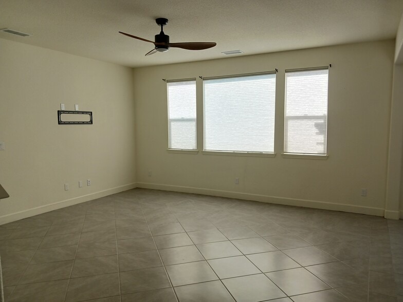 Building Photo - 103 Pilot Peak Dr