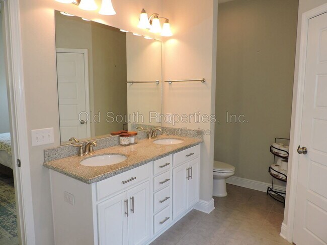 Building Photo - 5643 Vendome Ct